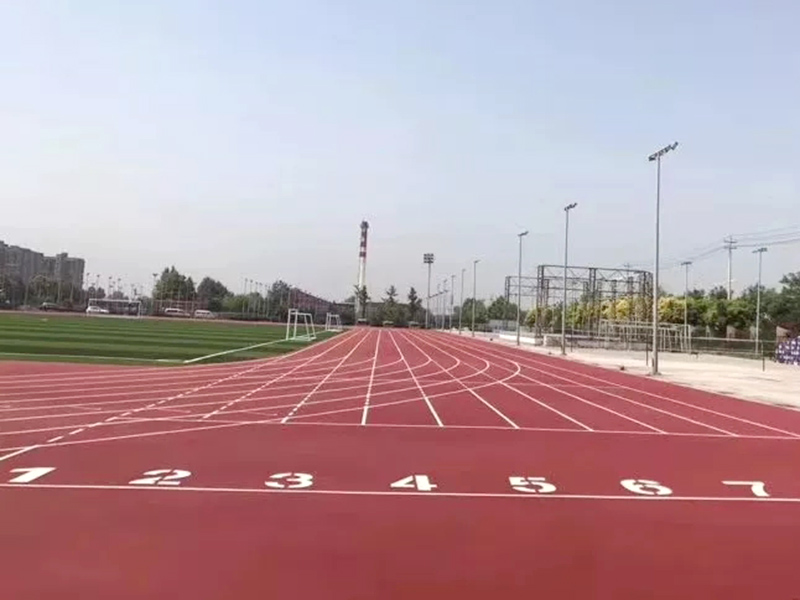 塑膠跑道上的異物怎么清理？